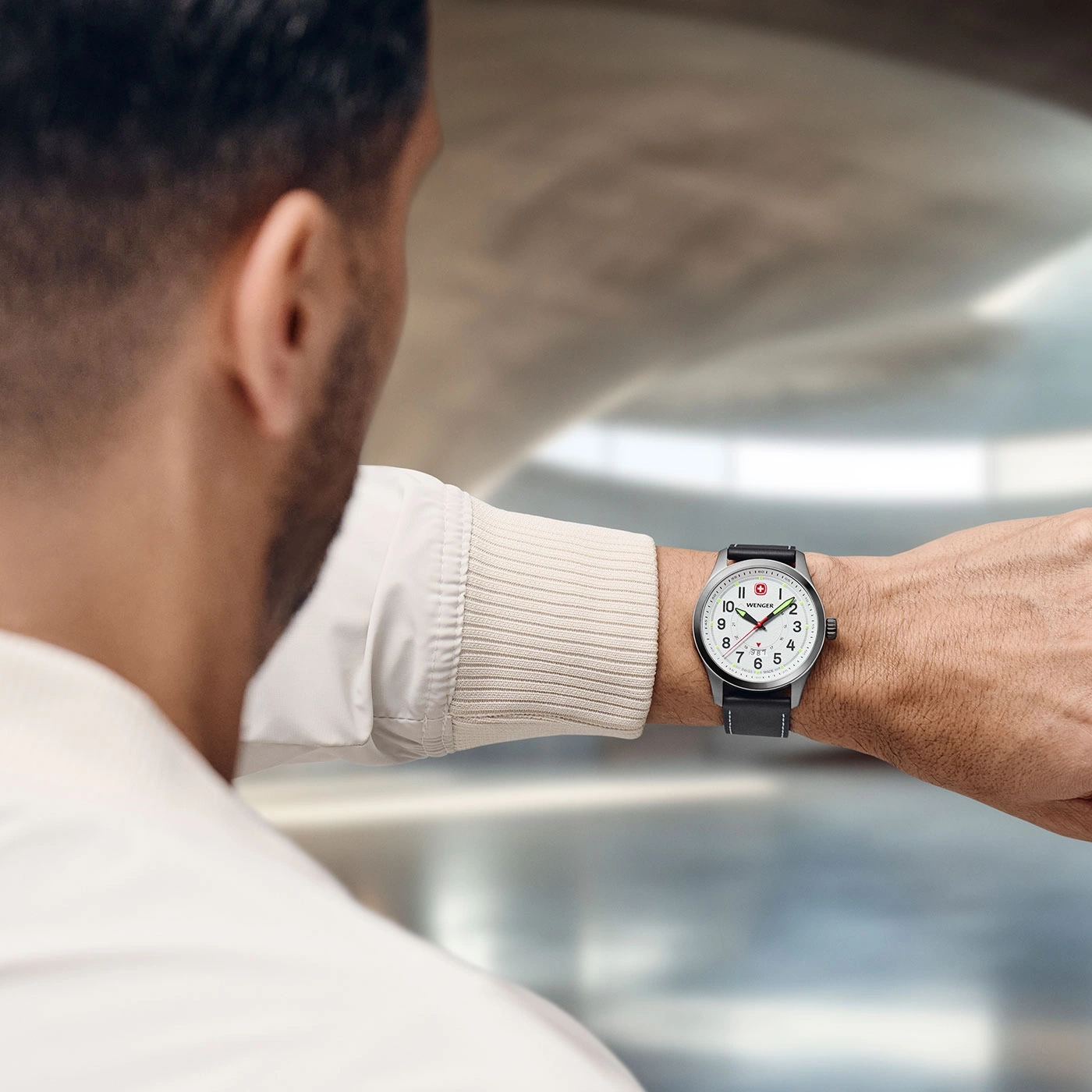 Mann mit Uhr, die er am Handgelenk trägt, Nahaufnahme