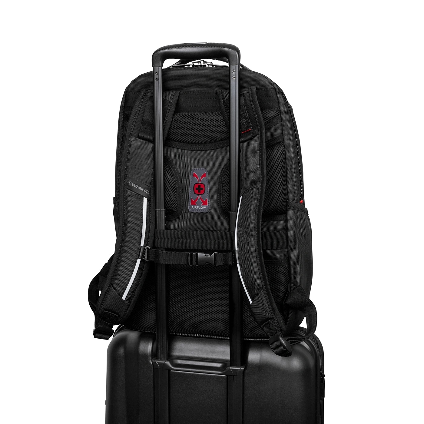 Schwarzer Rucksack auf einem schwarzen Koffer. Wenger-Marke, Airflow-System, Tragegriff.
