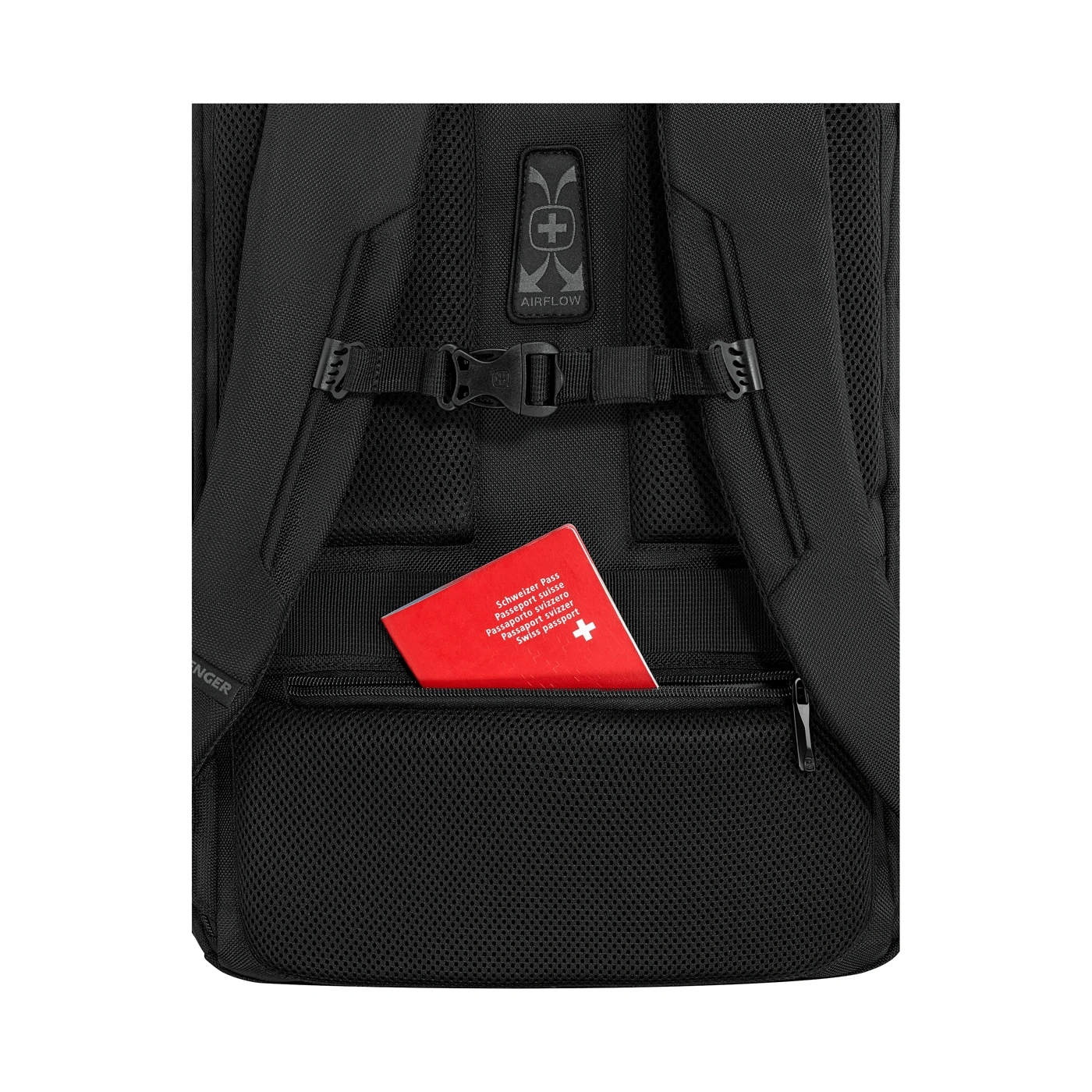 Schwarzer Rucksack mit rotem Schweizer Pass in einer Außentasche.