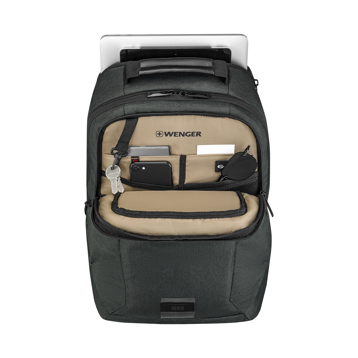 Schwarzer Rucksack mit geöffnetem Fach, Tablet und Zubehör.
