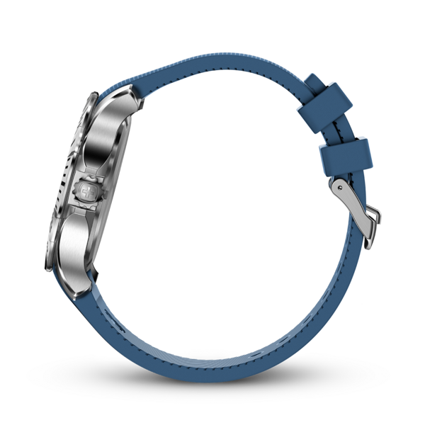 Blaue Uhr mit silbernem Gehäuse und Armband, Seitenansicht, Nahaufnahme