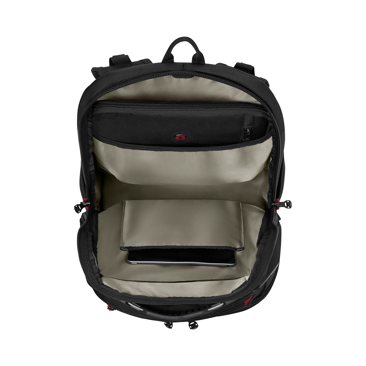 Schwarzer Rucksack, offen, mit mehreren Fächern und einem Smartphone.