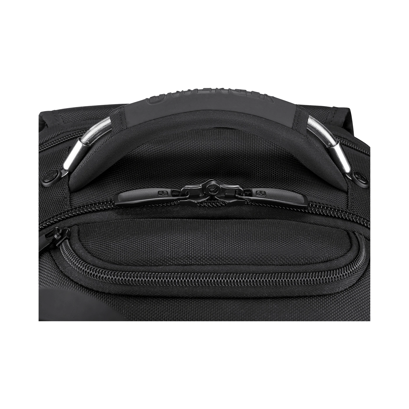 Nahaufnahme eines schwarzen Rucksacks mit gepolstertem Griff und Reißverschlüssen.