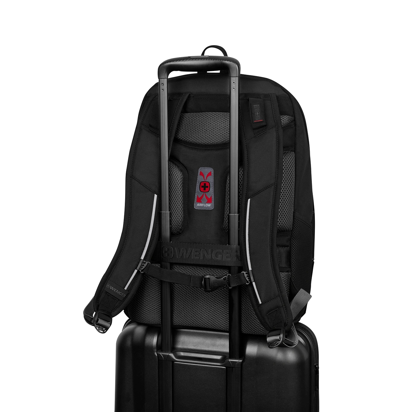 Schwarzer Rucksack auf einem Koffer mit Airflow-Logo und Wenger-Schriftzug.