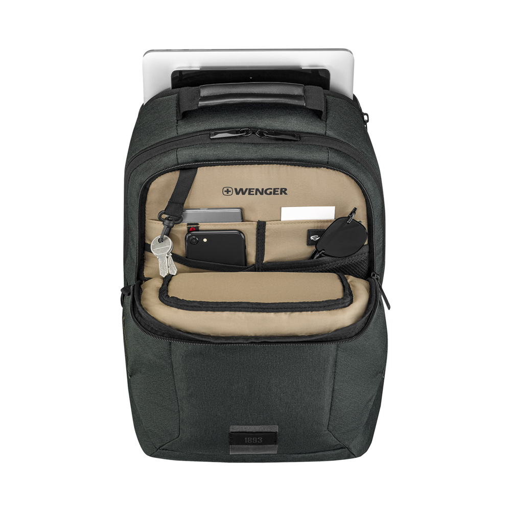 Schwarzer Rucksack mit geöffnetem Fach, Tablet und Zubehör.