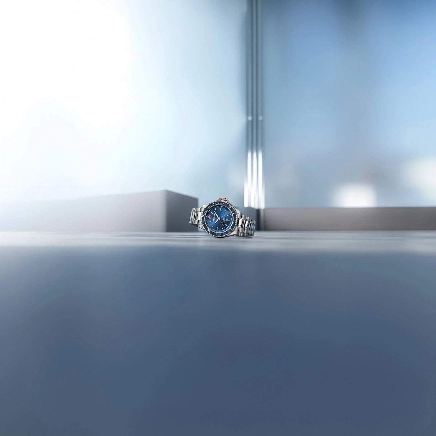 Blaues Armbanduhr auf einem glatten, grauen Hintergrund mit verschwommenem Hintergrund.