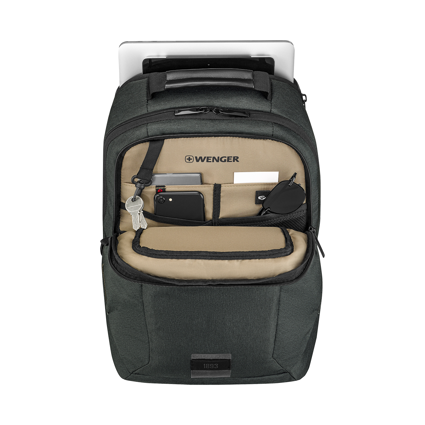 Schwarzer Rucksack mit geöffnetem Fach, Tablet und Zubehör.