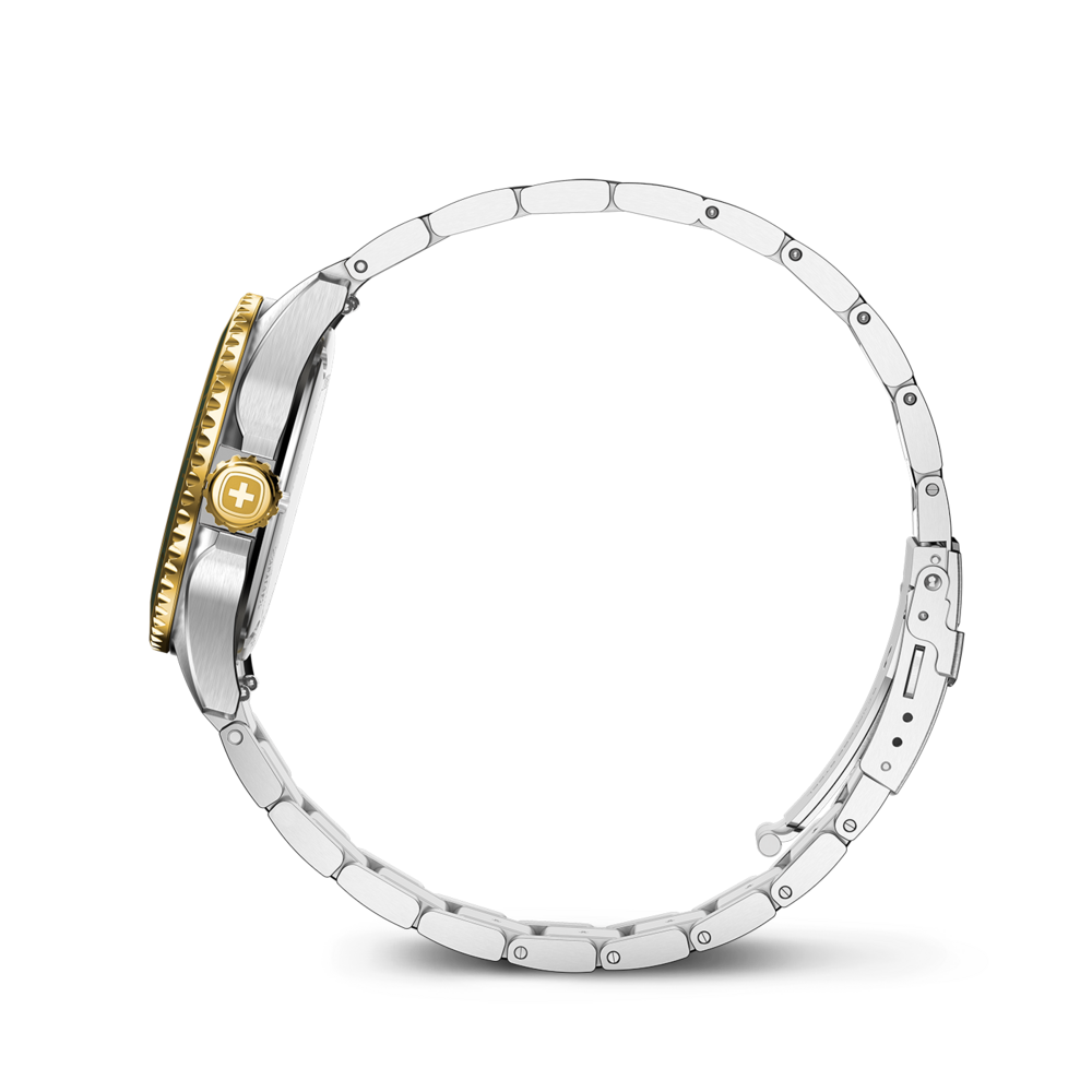 Un bracelet de montre argenté avec une lunette dorée et un emblème en croix.