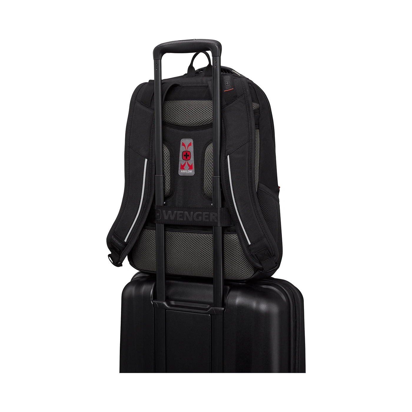 Schwarzer Rucksack auf einem schwarzen Koffer mit Griff. Wenger-Logo.