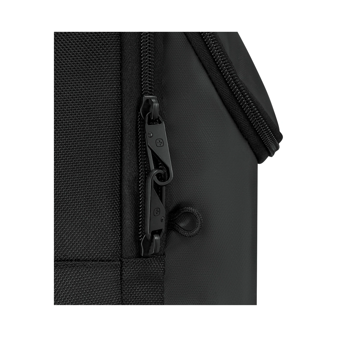 Nahaufnahme eines schwarzen Reißverschlusses an einer Tasche mit einem kleinen


Logo