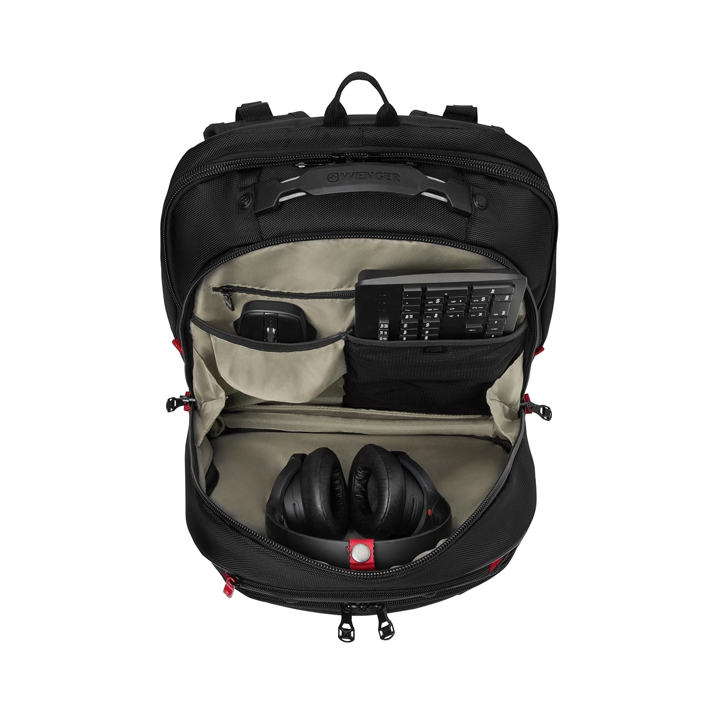 Schwarzer Rucksack mit Kopfhörern, Maus und Tastatur, offen, auf schwarzem Hintergrund.