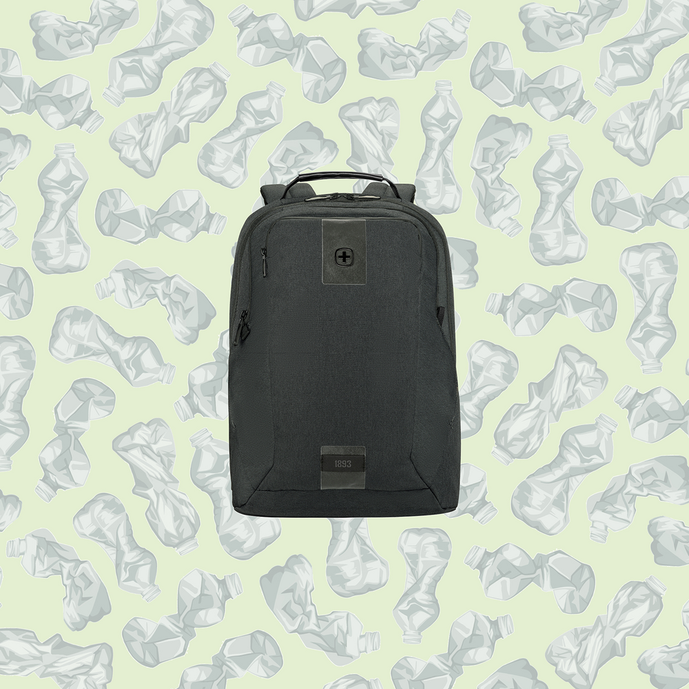 Schwarzer Rucksack vor Hintergrund aus zerknitterten Plastikflaschen.