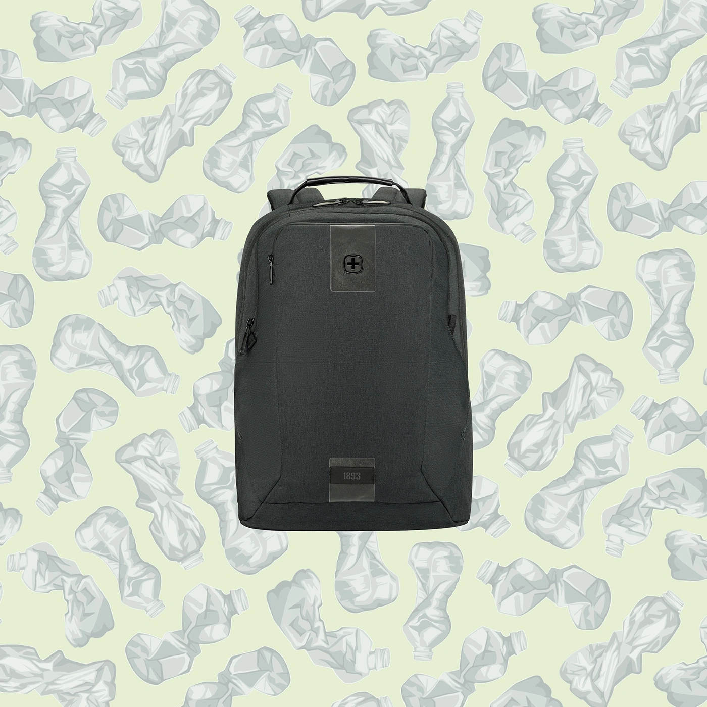 Schwarzer Rucksack vor Hintergrund aus zerknitterten Plastikflaschen.