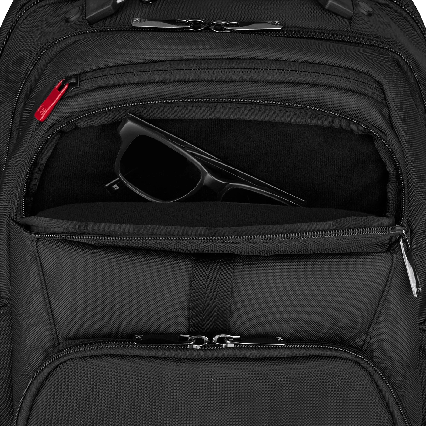 Schwarzer Rucksack mit Sonnenbrille in der Tasche, Nahaufnahme