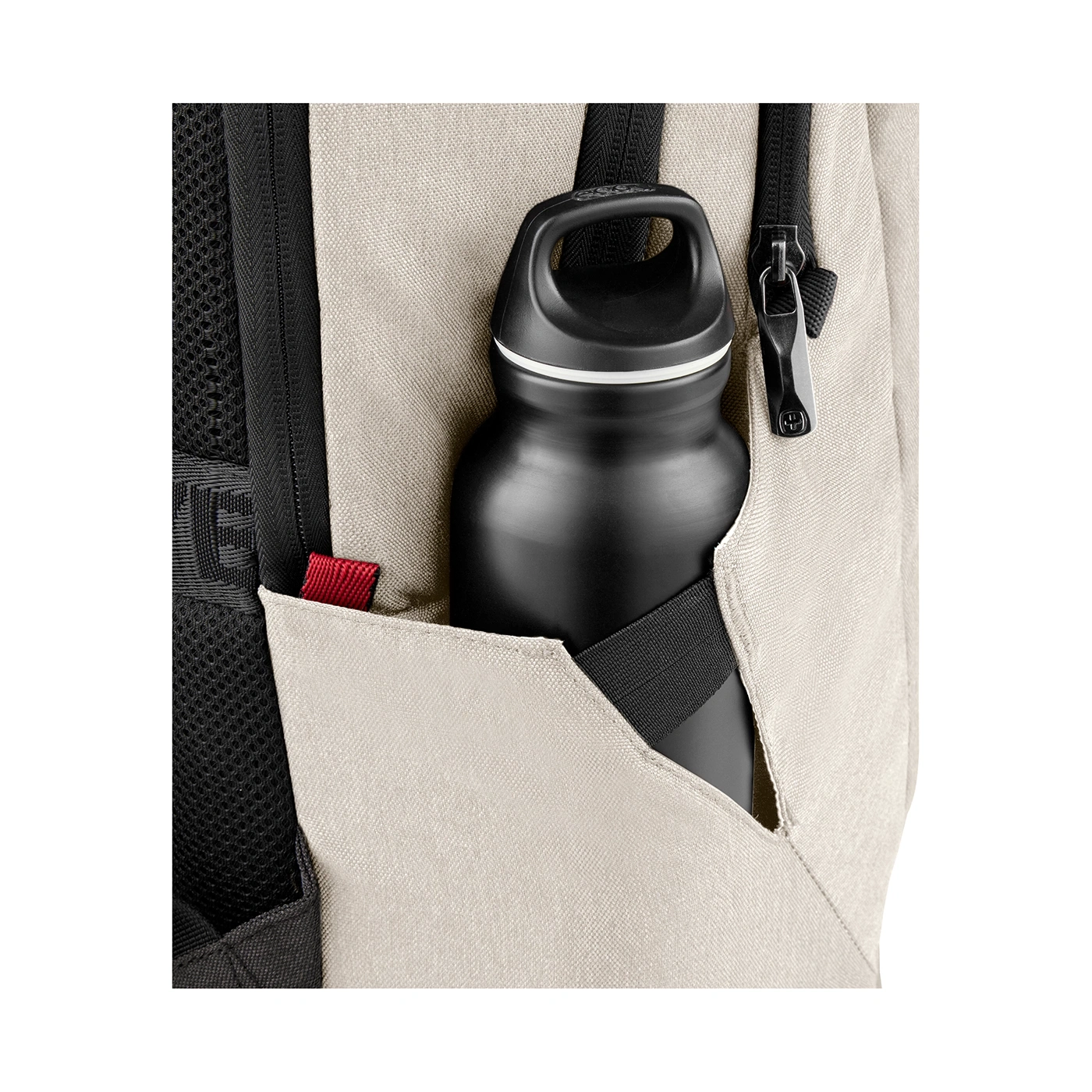 Schwarze Wasserflasche in einer hellen Rucksacktasche mit Reißverschluss und rotem Detail.