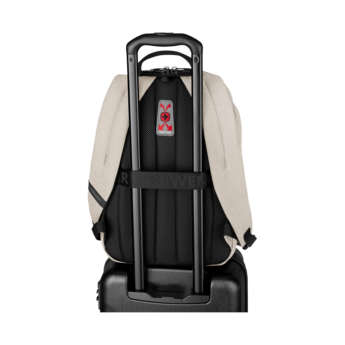 Ein Rucksack auf einem Koffer mit Griff.