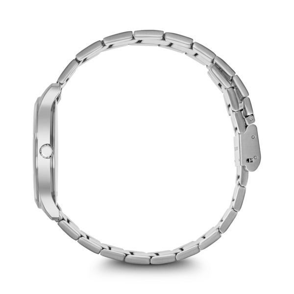 Silberne Uhr mit Metallarmband, Seitenansicht, schwarzer Hintergrund, Detailaufnahme