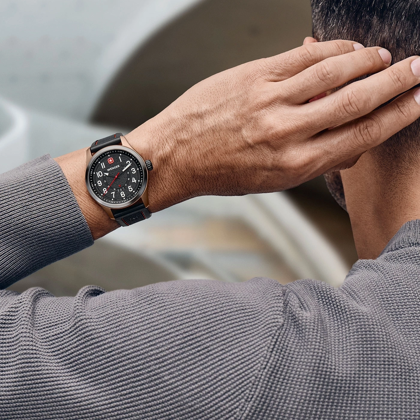 Mann mit Uhr, der sich am Kopf kratzt, graues Hemd, Nahaufnahme