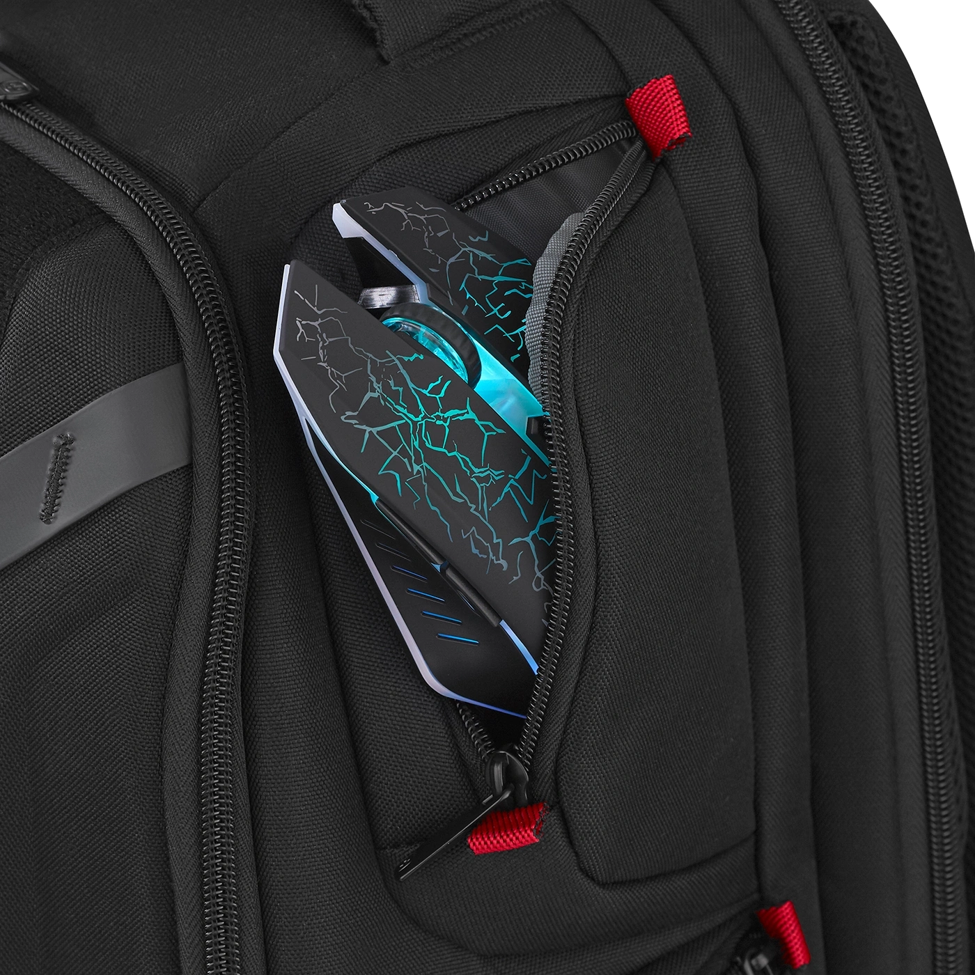 Schwarzer Rucksack mit Gaming-Maus in der Tasche, Nahaufnahme.