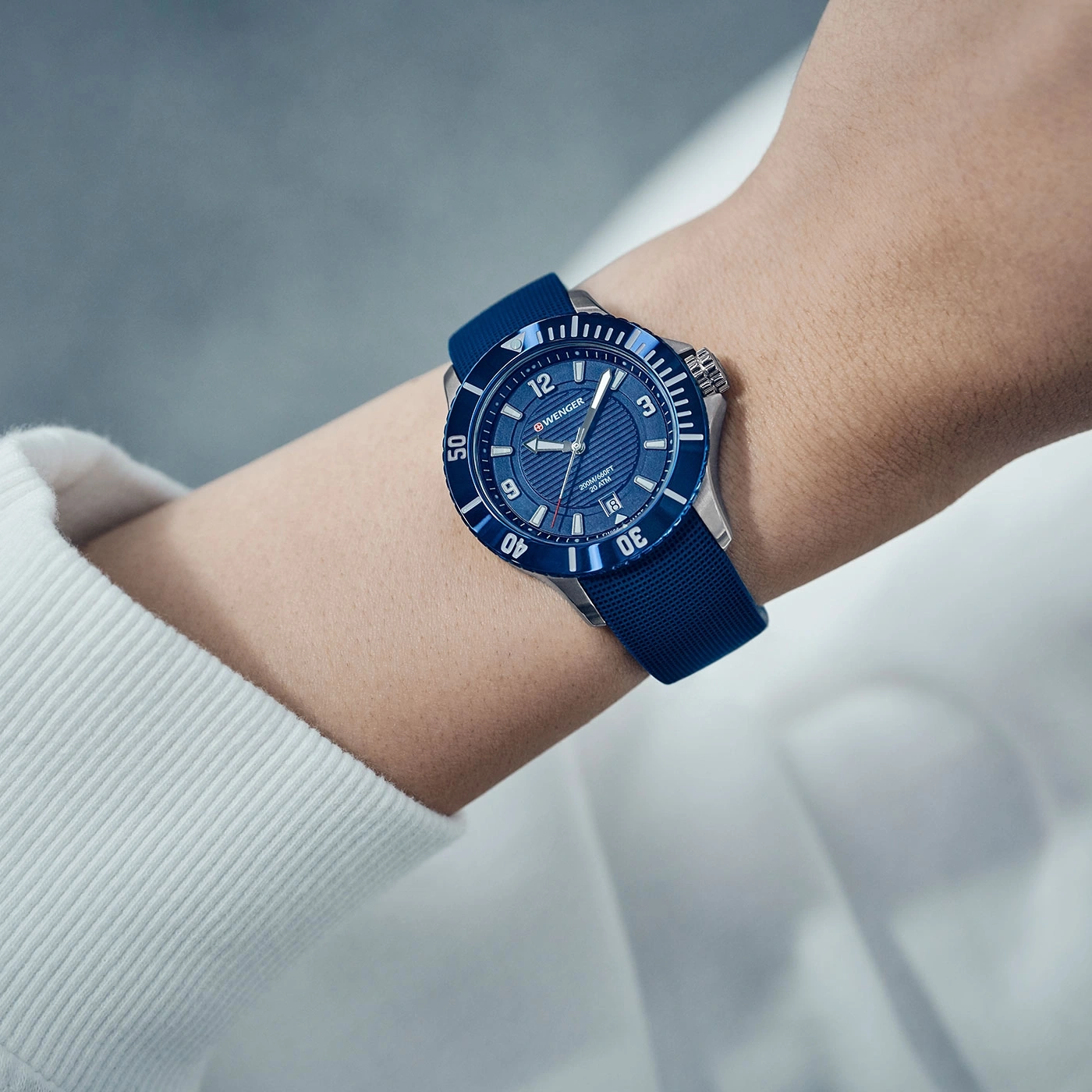 Uhr am Handgelenk, blaues Zifferblatt, Armband, Detailaufnahme, Nahaufnahme, Modeaccessoire